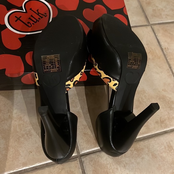 T.U.K. Black Leopard Print Bow Peep Toe with Heart Cut Out Heel size 11 - Picture 7 of 10